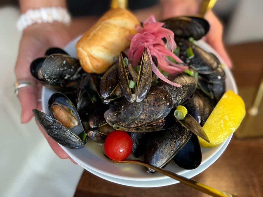 Fresh steamed muscles from the freight shed